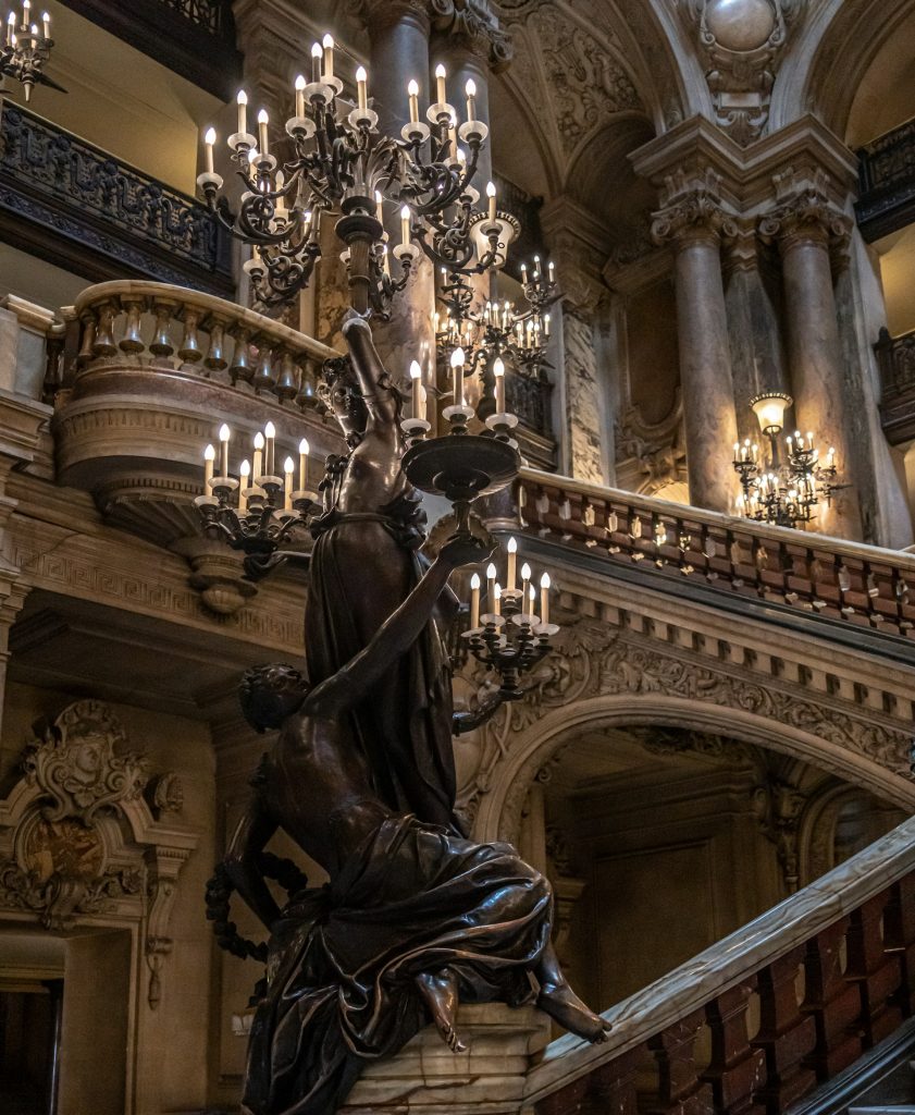 Le fastueux intérieur de l'Opéra Garnier à Paris.