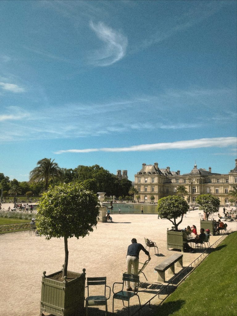 Allée des jardins du Luxembourg avec le Palais en toile de fond.