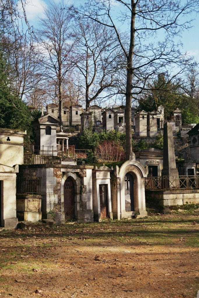 Alignements de caveaux de famille au Père Lachaise.
