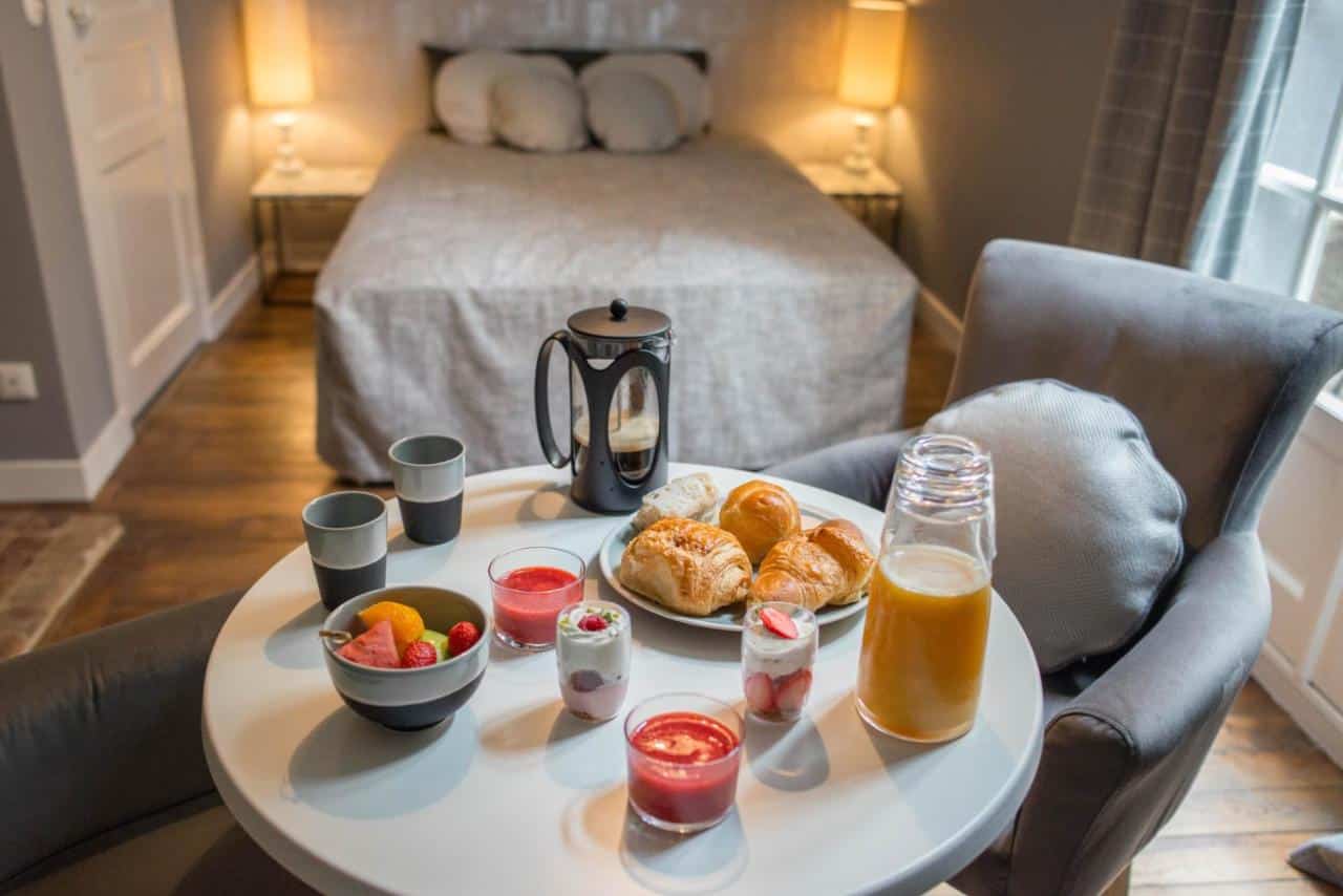 Un petit déjeuner servi dans une chambre du B&B Marnie et Mister H