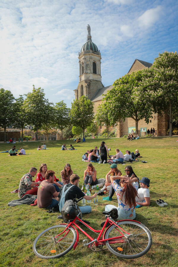Un groupe d'amis assis sur une pelouse du Parc du Thabor