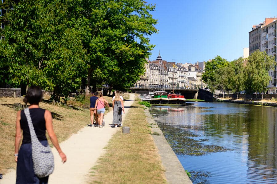 Des personnes se propènent le long du Quai Saint Cas