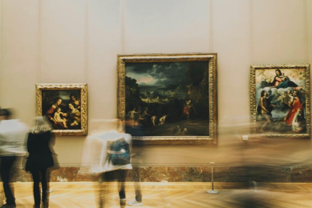 Des visiteurs admirent des oeuvres au Musée du Louvre, un lieux prestigieux ouvert gratutiement au public chaque premier dimanche du mois.