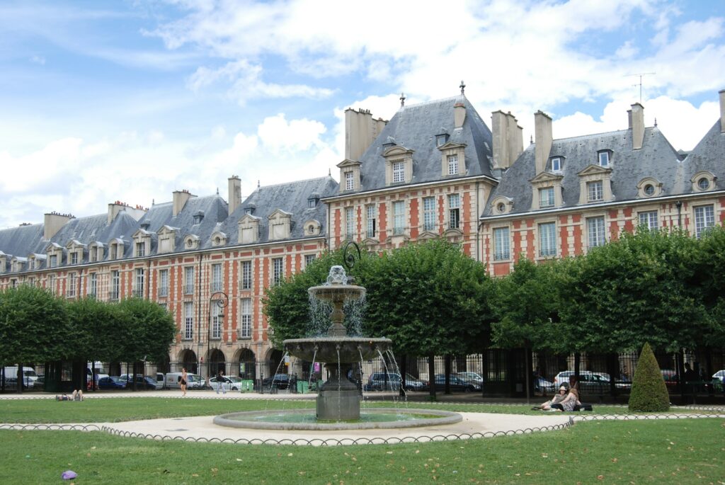 La place des Vosges, un passage obligé d'une visite du Marais.