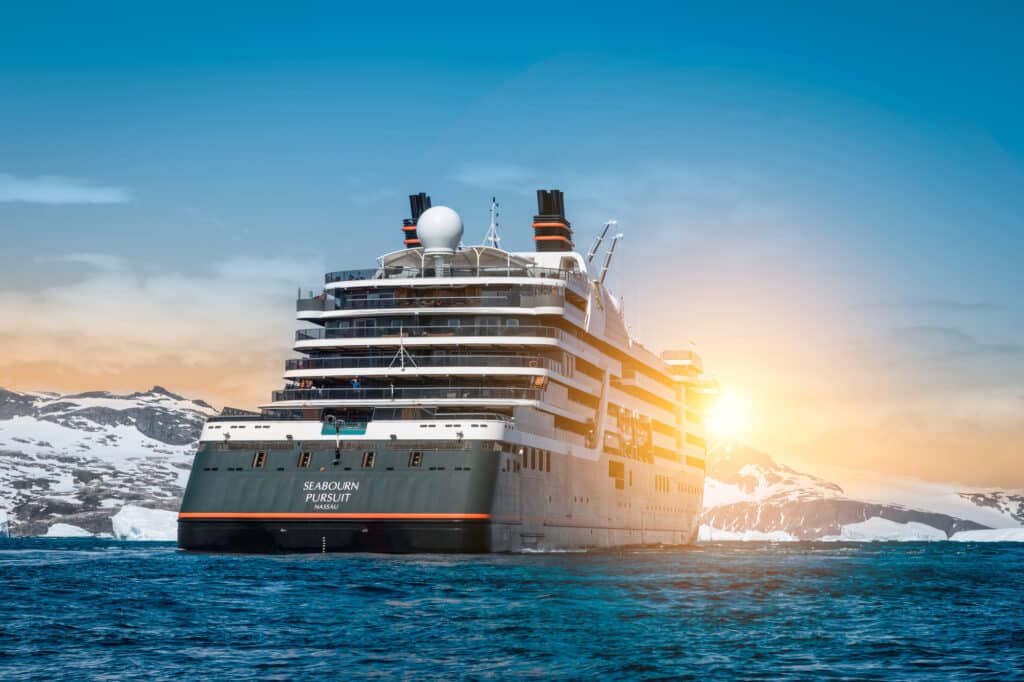 Le Bateau de croisière Seabourn Pursuit en Antarctique.