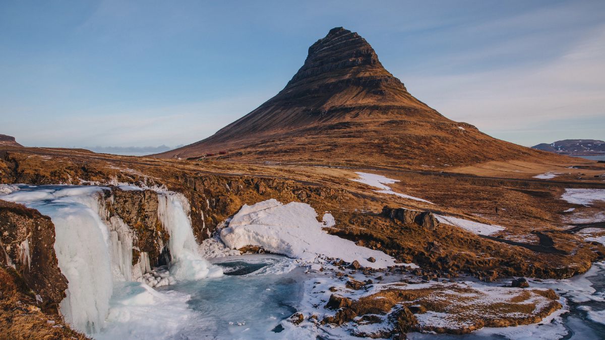 Cascades Kirkjufellsfoss et montagne du Kirkjufell dans côte nord de la péninsule de Snæfellsnes