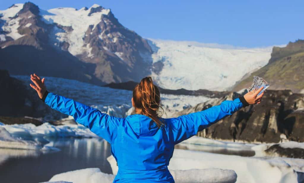 Une femme admire le paysage du parc national du Vatnajökull en Islande.