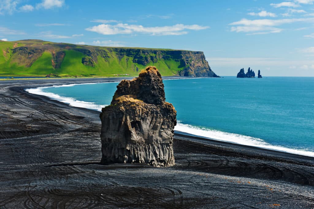 Une plage de sable noir des environs de Vik par beau temps estival.