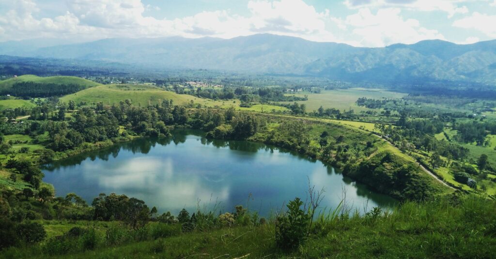 Un lac de cratères dans la campagne ougandaises dans la région de Fort Portal.