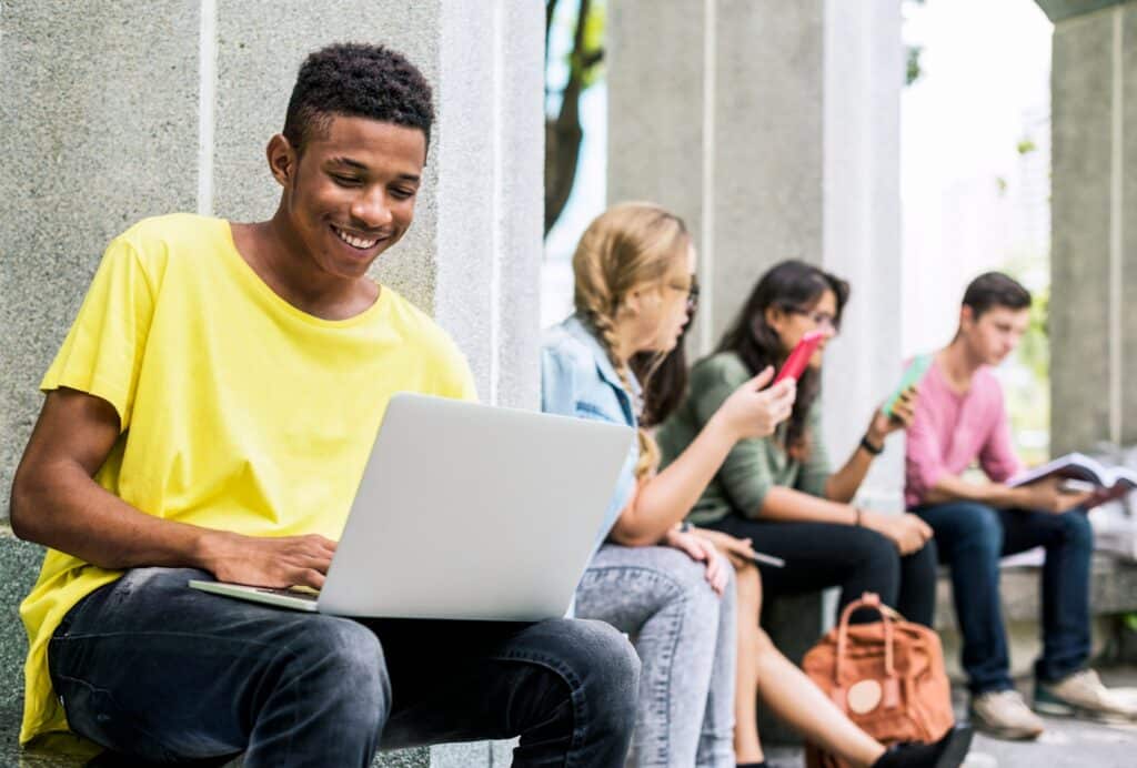 Étudiants assis dehors pendant une pause lors d'un voyage scolaire en Europe