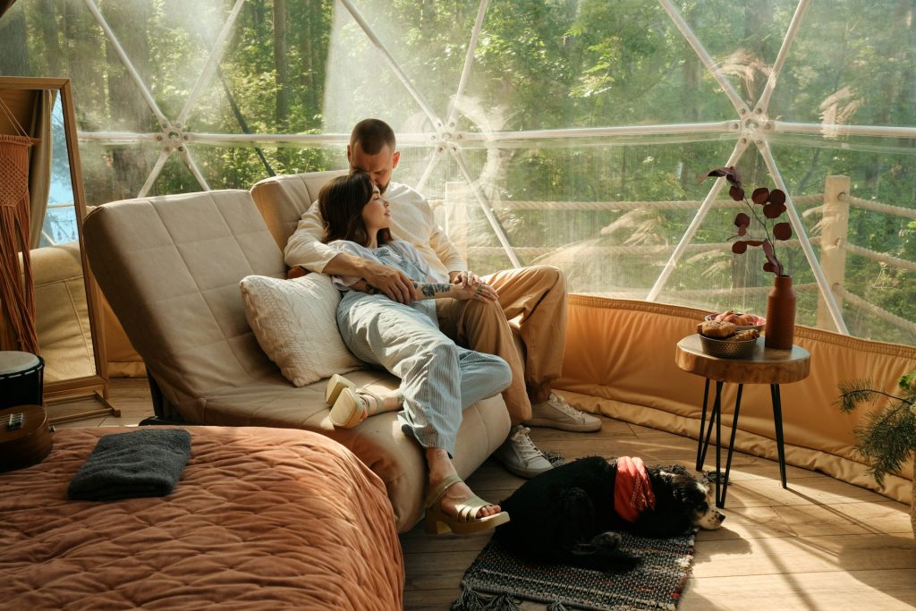 Un couple se détend dans un écolodge de la jungle costaricienne.