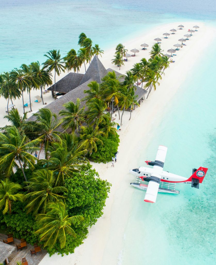 Un hydravion amaré en bord de plage sur une île des Maldives lors d'un. voyage à la carte.