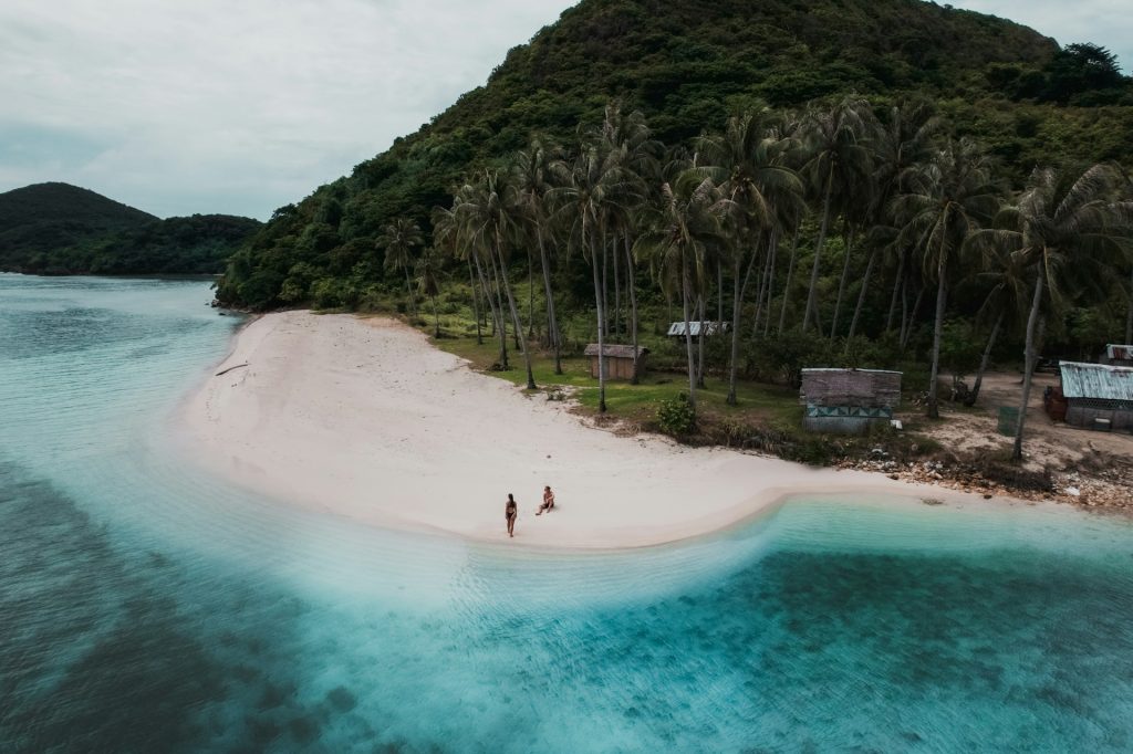 Un couple sur une plage déserte hors des circuits touristiques aux Philippines