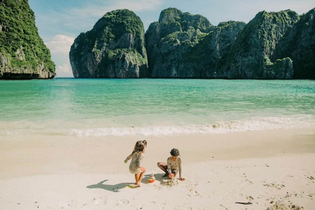 Des enfants jouent sur une plage d'une île thailandaise.