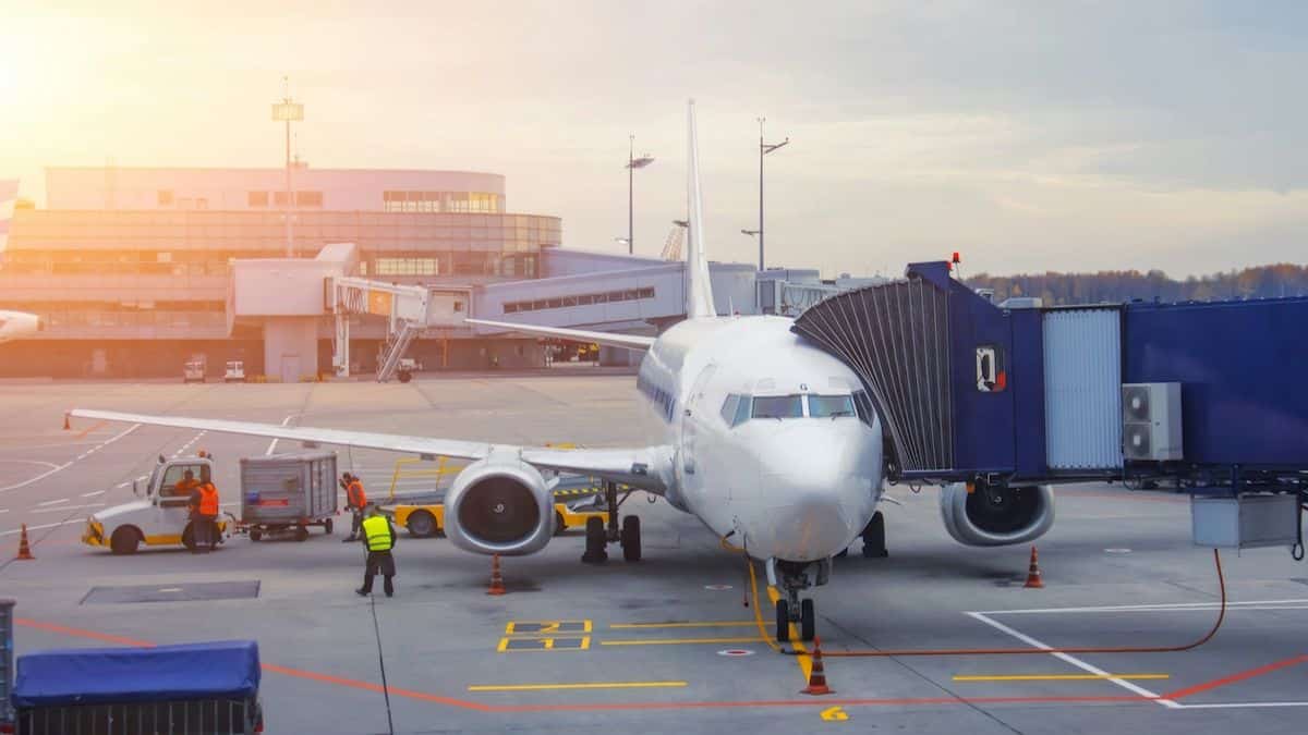 Avion relié à un terminal d'aéroport