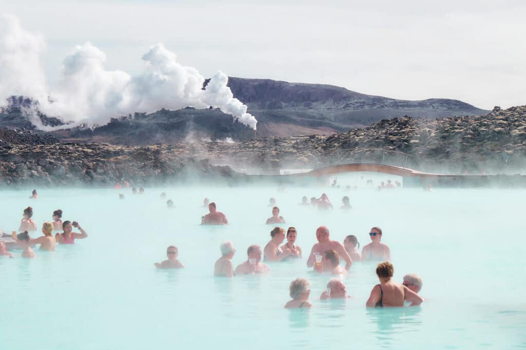 Des personnes se baignent dans les eaux chaude du Blue Lagoon en Islande.