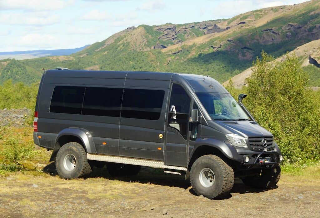 Le mini bus d'un spécialiste des excursions organisées en Islande.