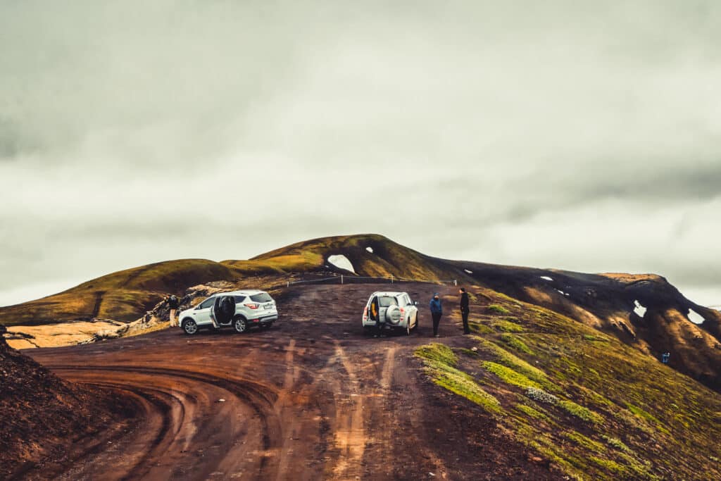 Deux 4x4 garée en bord de piste au Landmannalaugar en Islande.