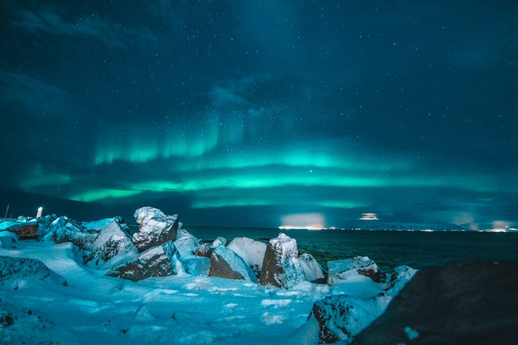 Aurores boréales dans le ciel islandais en hiver