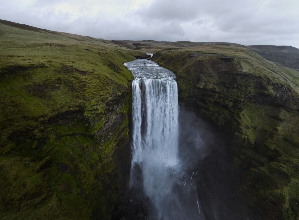 Vue aérienne de la cascade de Skógafoss.